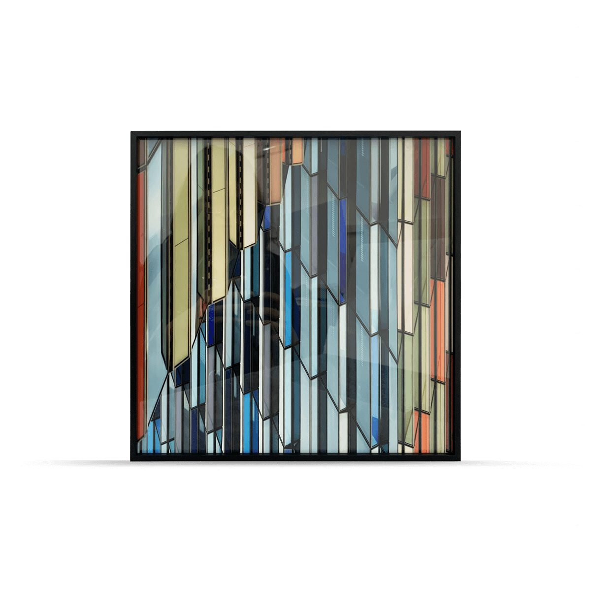 Vangindertael – Fassade und Buntglasfenster mit schwarzem Metallrahmen