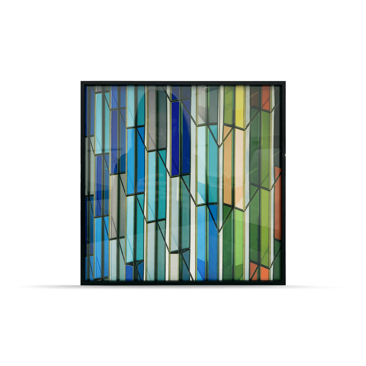 Vangindertael – Fassade und Buntglasfenster mit schwarzem Metallrahmen